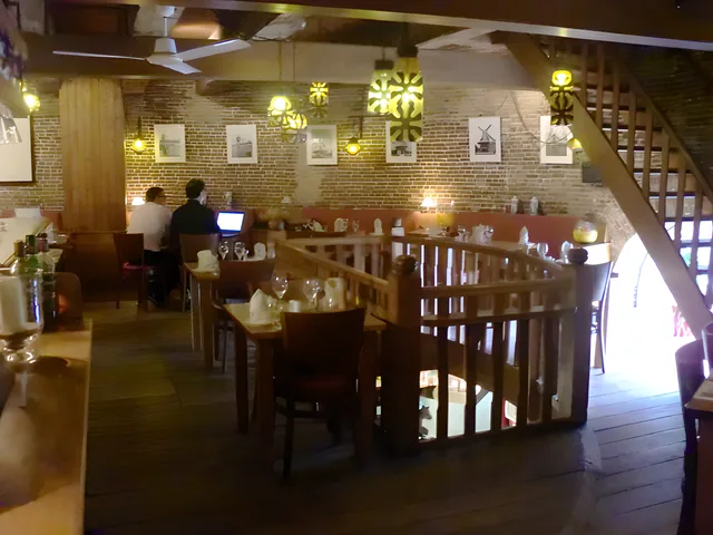 De eerste verdieping van de molen met gedekte tafels langs de houten balustrade