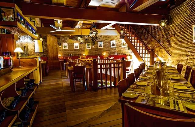 Lange gedekte tafel met wijnglazen langs de muur van de molen